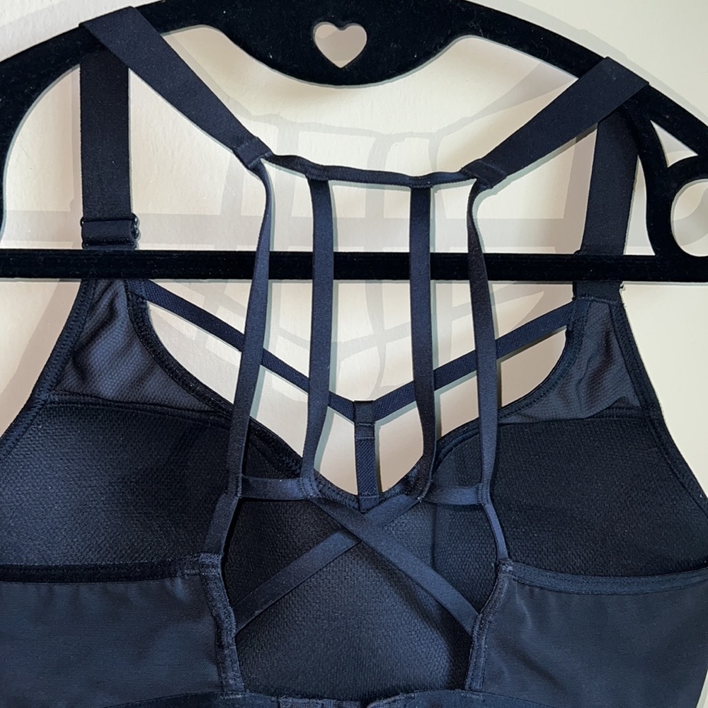 Victoria’s Secret Incredible Lightweight Sportsbra - Picture 3 of 3